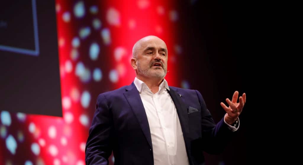 Enda O’Doherty engaging with a corporate team during a resilience keynote in Ireland