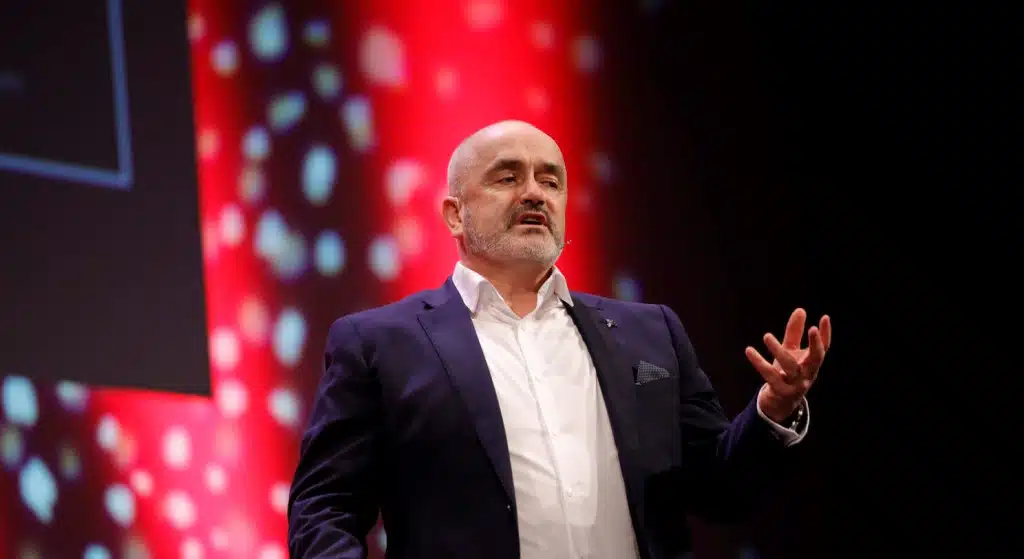 Enda O’Doherty engaging with a corporate team during a resilience keynote in Ireland
