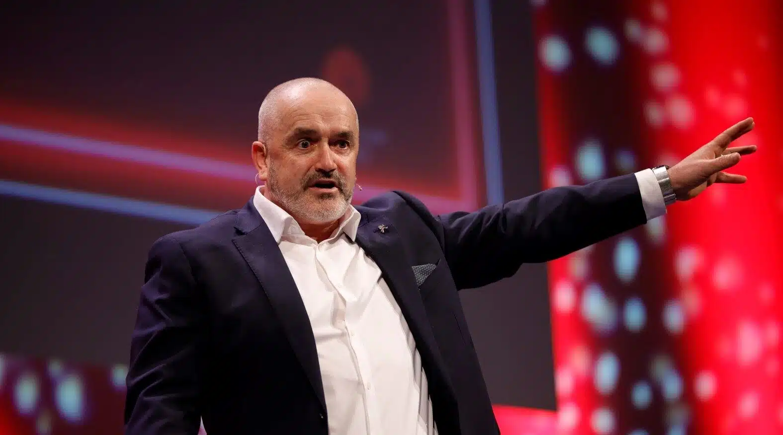 Enda O’Doherty, motivational keynote speaker in Ireland, speaking to a corporate audience